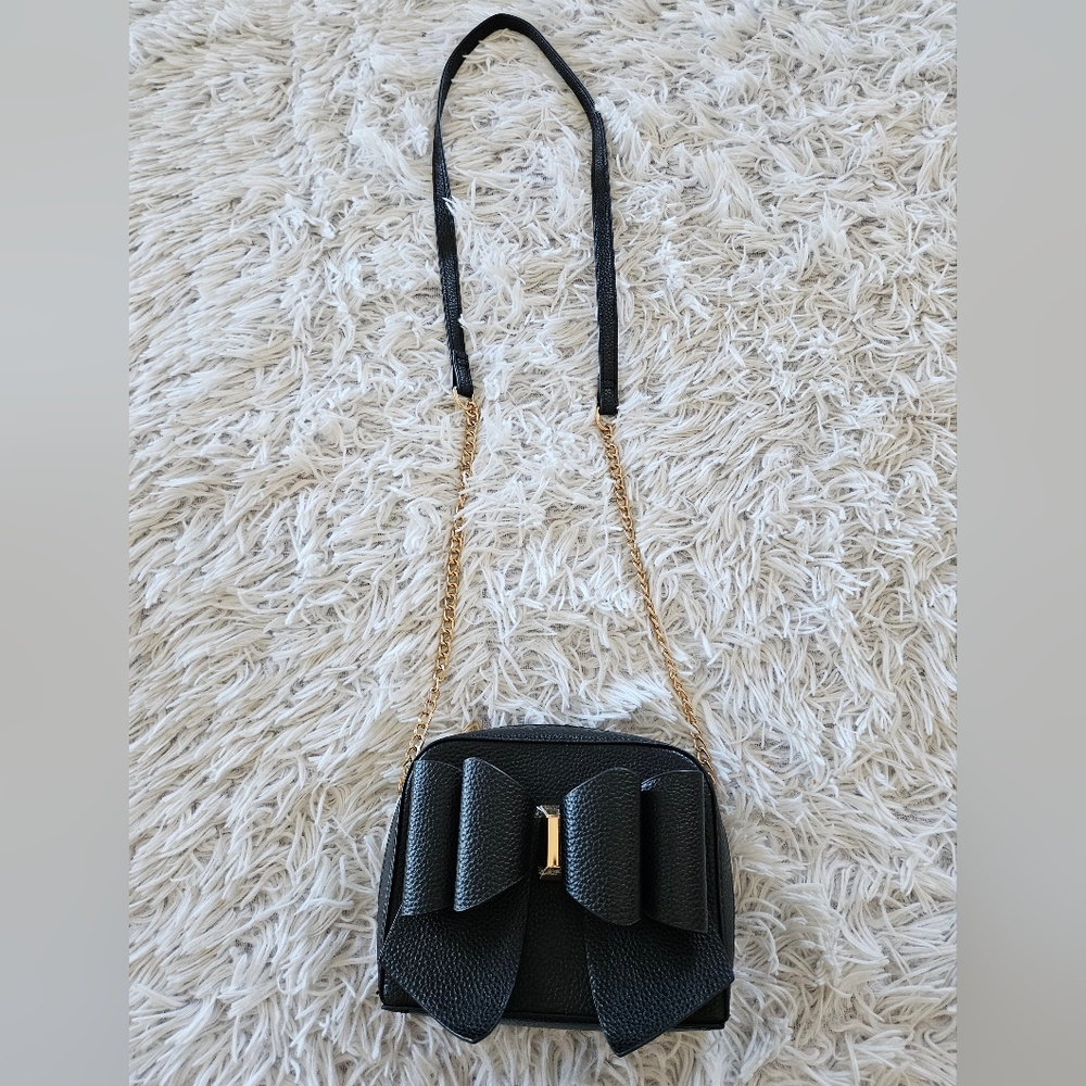 NWOT Crossi New York Boxy Bow Black Crossbody Bag Gold Chain Strap Faux Leather - Picture 2 of 13